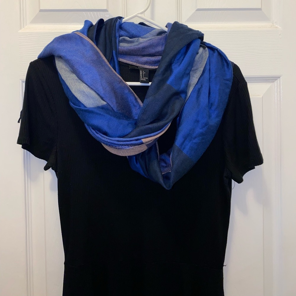 Scarf - Picture 2 of 9